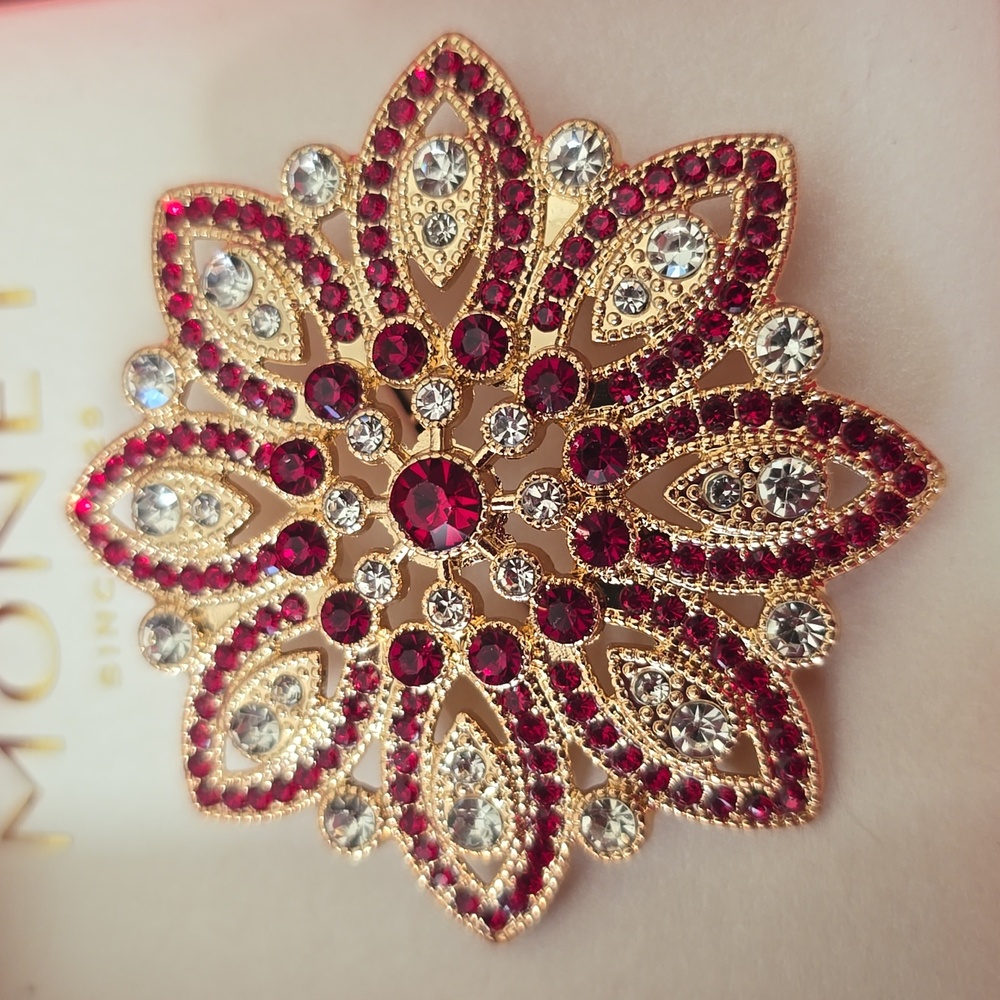 MONET BRAND WOMEN'S BEAUTIFUL SPARKLING HOLIDAY FLOWER PIN BROOCH